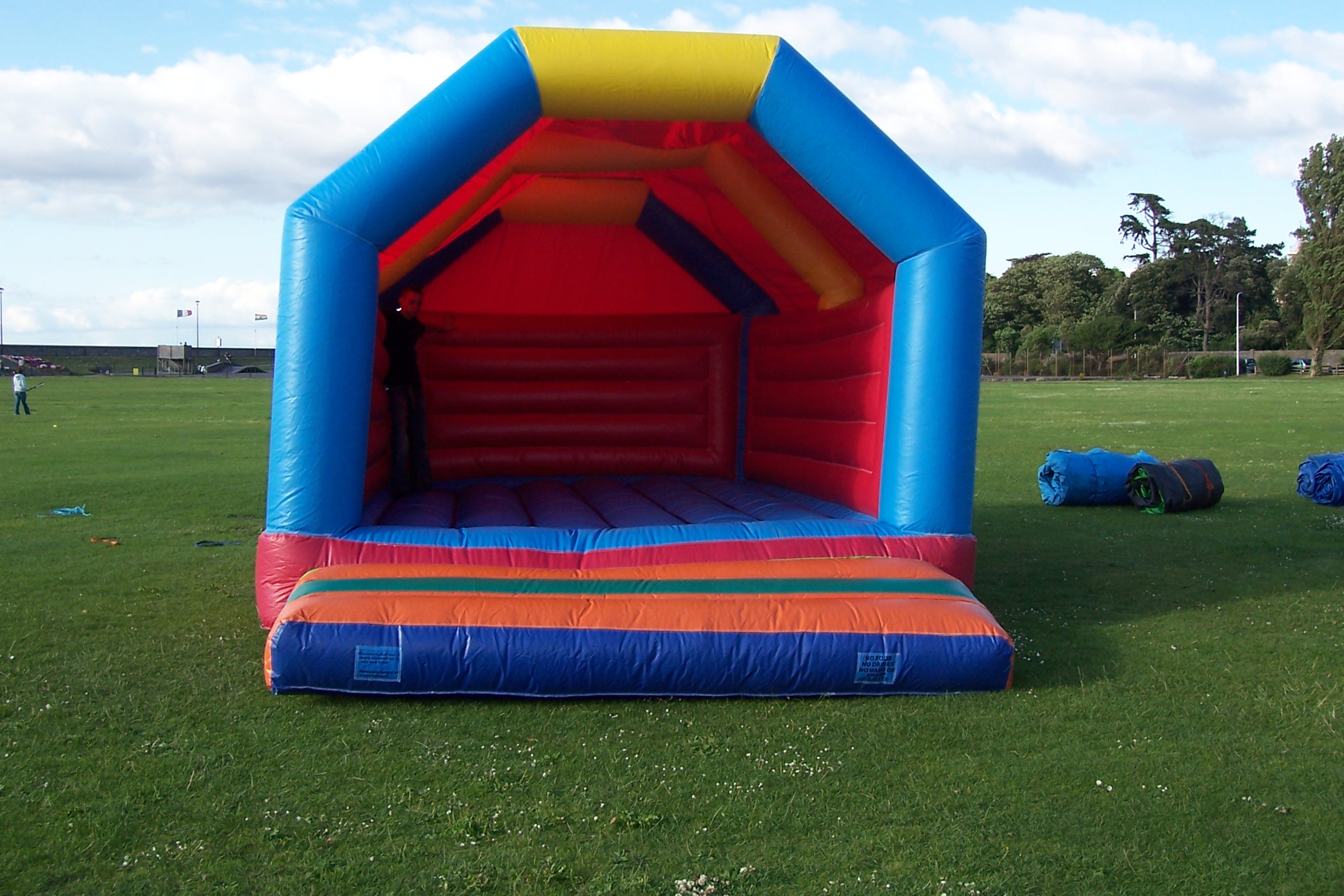 This value for money Bumper Castle is great for super bouncing in medium sized spaces! Not too big, not too small, this bouncy castle is just right! Suitable for ages up to 14 years.
