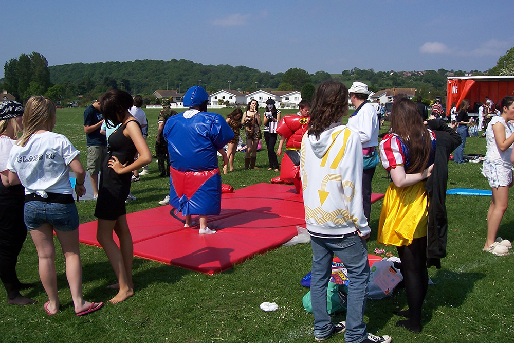 A unique twist on the traditional Sumo Suits, Super Hero Combat challenges you to battle friends and family in Super Hero themed Sumo Suits, while wearing Giant Boxing Gloves,IN AN INFLATABLE BOXING RING ! Suitable for ages 14+